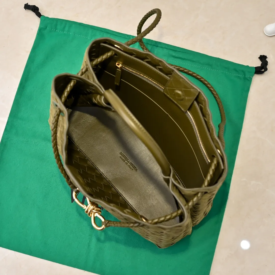 Batch 2360 BV new Andiamo is shipped‼ ️Really popular🔥The new Andiamo woven handbag launched by Bottega Veneta this season is really popular all over the world! ! Celebrities at home and abroad have worn it, and Oscar-winning actress Michelle Yeoh has taken it out on the street. Song Jia, Trai Yara, Yu Feihong, Sanji Ayaka, Rosie Hunting-Whiteley, Yoshioka Riho, etc. have all picked up this bag. It is classic and versatile, showing off its temperament, and the bag capacity is also large, which is very convenient for daily commuting! ! A variety of carrying methods, the shoulder straps can be adjusted by yourself, the original lambskin feels soft and delicate, and the unisex style breaks gender boundaries and brings a more practical and longer-lasting use experience. Andiamo, which has both elegant and casual styles, perfectly interprets the true appearance of "fashionable old money style". Style number: 8463 Size: 32*24*12